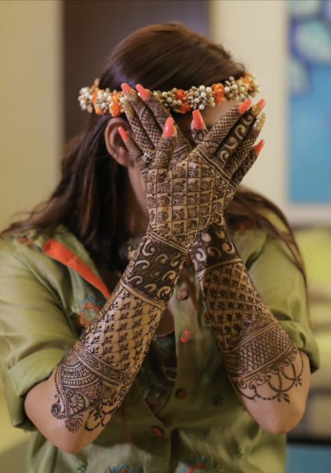 Mehendi Photography Bridal, Mehendi Photoshoot, Bridal Mehendi Designs Wedding, Mehendi Photography, Bride Photos Poses, New Bridal Mehndi Designs, Mehendi Outfits, Mehndi Ceremony, Bridal Photography Poses