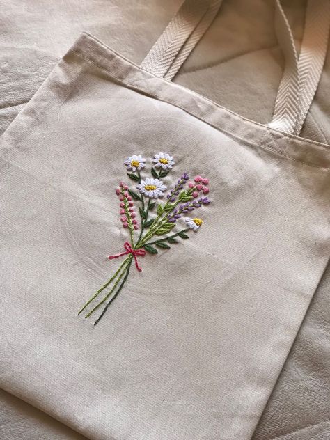 Basic Hand Embroidery Stitches, Clothes Embroidery Diy, Simple Hand Embroidery Patterns, Diy Embroidery Designs, Shopper Bags, Embroidered Tote Bag, Diy Embroidery Patterns, Embroidered Tote, Embroidery Bags