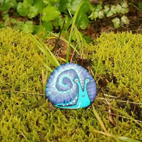 Snail Painted On Rock, Rock Painting Snail, Snail Painted Rocks Ideas, Painted Snail Rocks, Rock Painting Ideas Bugs, Snail Painted Rock, Painted Frogs, Stones Painting, Snail Art