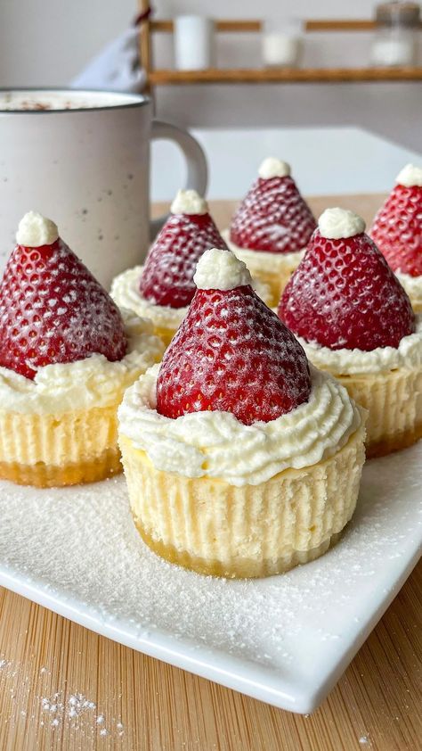 Christmas Keto Mini Cheesecakes 🧁 🎅 recipe 👇 Cheesecake was the first dessert I made when I went on a low carb diet, and it never gets ol… | Instagram Christmas Mini Cheesecakes, Christmas Cheesecake Bites, Mini Cheesecakes Recipe, Cheesecake Cups Recipe, Holiday Cheesecake, Christmas Keto, Individual Cheesecakes, Recipe Cheesecake, Christmas Cheesecake