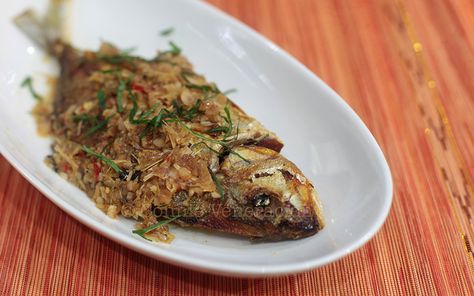 Whole fish braised in lemongrass and ginger sauce Whole Fish Recipes, Seafood Dinners, Vegetarian Protein Sources, Veggies Recipes, Whole Fish, Filipino Cuisine, Food Fish, Delicious Seafood Recipes, Ginger Sauce