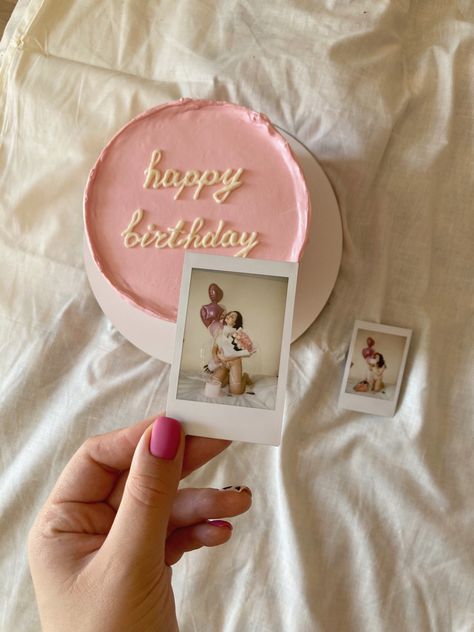 Birthday Aestethic, Aestethic Birthday Cake, Bday Cake Pics, Pink Birthday Party Aesthetic, Birthday Polaroid, Virgo Szn, Happy Unbirthday, Small Birthday Cakes, Vintage Birthday Cakes