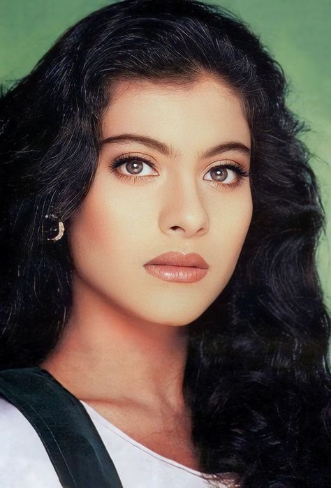 Kajol Saree, Divya Bharti, Vintage Bollywood Aesthetic, Bollywood Retro, 90s Actresses, Star Actress, Bollywood Posters, Hindi Actress, Beauty Smile