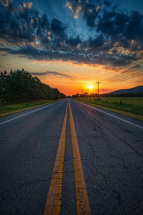 Sunset Road Wallpaper, Long Road Photography, Pretty Road Aesthetic, Fall Road Aesthetic, Road Aesthetic Wallpaper, Cool Wallpapers Aesthetic Vintage, Highway Pictures, Car On Highway, Highway Aesthetic