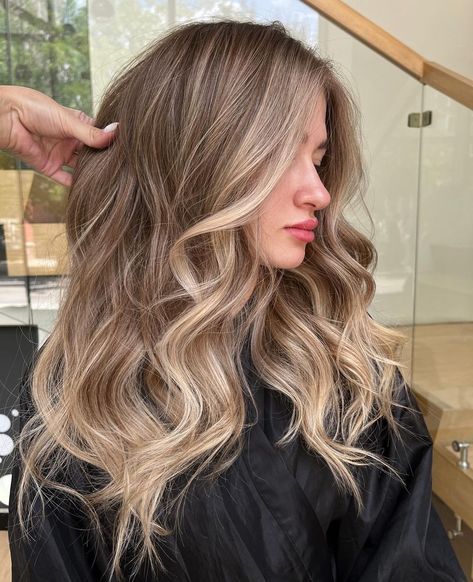 Obsessed with natural yet striking hair colors? The Top 15 Bronde Haircolor Ideas to Try This Season will have you booking your next salon appointment ASAP. These dreamy shades combine the best of blonde and brunette for a sun-kissed, effortless vibe. Perfect for every season and every occasion! #BrondeHairIdeas #HairGoals2024 #StylishHairColors Partial Ash Blonde Highlights, Lived In Natural Blonde, Bronde Balayage Blonde, Teddy Bronde, Teddy Blonde Hair, Teasy Lights Brunette, Sombre Blond, Tmavý Blond, Grown Out Blonde Hair