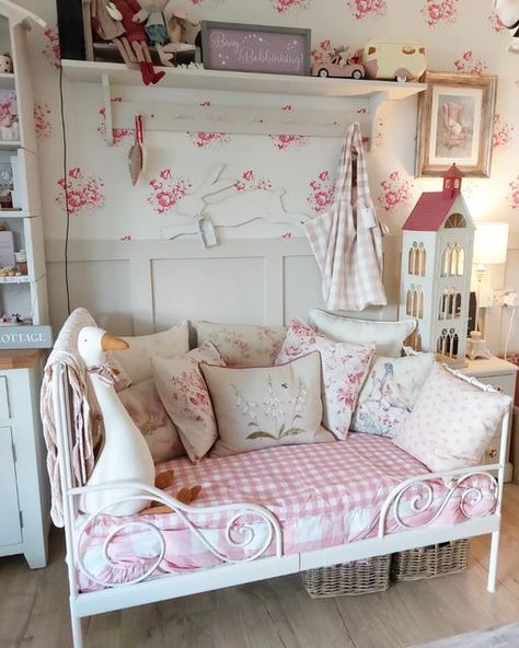 Girly House, Iron Crib, Daybed Room, French Style Bedroom, Farm House Livingroom, Куклы American Girl, Cubby Hole, Tiny House Floor Plans, How To Dress A Bed