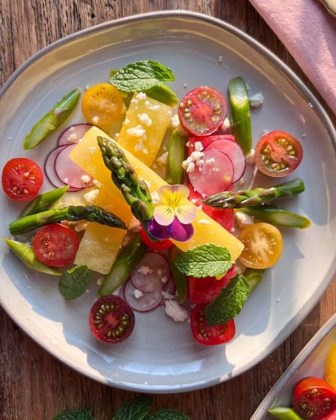 Compressed Watermelon and Asparagus Salad - Zimmy's Nook Compressed Watermelon Salad, Cafe Meals, Watermelon Salad With Feta Cheese, Compressed Watermelon, Salad Plating, Gastronomic Food, Fine Dining Plating, Plating Ideas, Red Watermelon