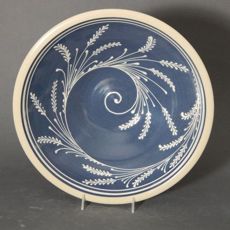 Ceramic Platter Designs, Pottery Surface Decoration, Intricate Pottery, Sgraffito Plates, Sgraffito Designs, Pottery Sgraffito, Ceramics Bowls Designs, Carved Pottery, Creative Ceramics