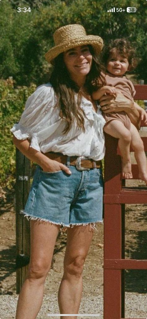 Earthy Mom Aesthetic, 90s Mom Fashion, 90s Mom Aesthetic, Young Mom Outfits, Granola Mom, Motherhood Aesthetic, 90s Mom, Mom Aesthetic, Vintage Mom