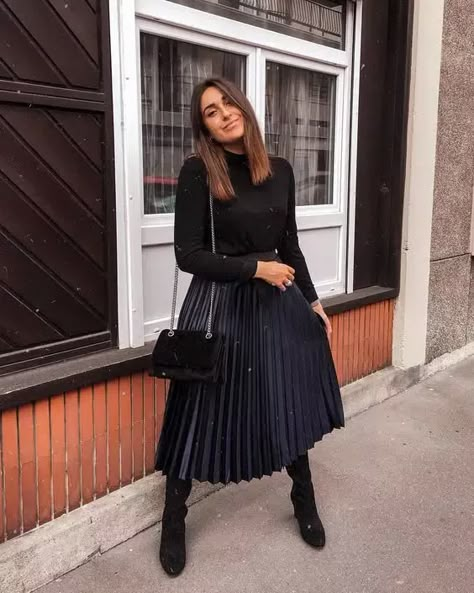 Black Pleated Skirt Outfit Winter, Pleated Skirt Winter Outfit, Black Pleated Skirt Outfit, Pleated Skirt Outfit Ideas, Pleated Skirt Winter, Rok Outfit, Black Skirt Outfits, Pleated Skirt Outfit, Long Skirt Outfits