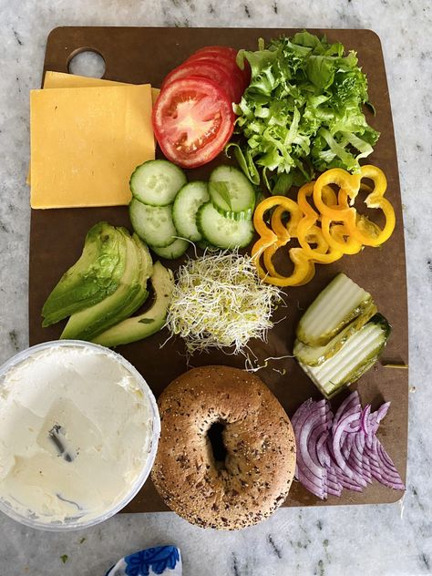 Bagel With Veggies, Bagel Sandwich Ideas Vegetarian, Bagel Veggie Sandwich, Bagel Sandwich Ideas Dinners, Everything Bagel Sandwich Ideas, Bagel Sandwich Ideas Lunch, Mini Bagel Sandwiches, Bagel Sandwich Vegetarian, Bagel Recipe Sandwich