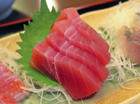 An Enticing Recipe for Tuna Sashimi With Daikon and Ginger Tuna Sashimi Recipe, Fresh Tuna Recipes, How To Cook Tuna, Keto Sushi, Sashimi Recipe, Grilled Tuna Steaks, How To Make Tuna, Material Studies, Raw Tuna