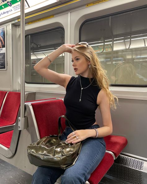 Nyc Subway Photoshoot, Train Pics Photo Ideas, Train Photoshoot Ideas, Subway Pictures, Nyc Subway Aesthetic, Photoshoot Ideas Vintage, Nyc It Girl, Subway Photoshoot, Train Photoshoot