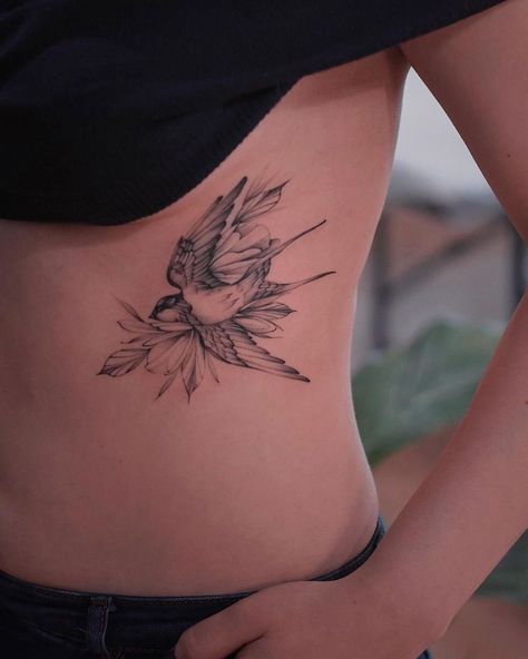 Hummingbird Arrow Tattoo, Between Shoulder Blade Tattoo, Bird Rib Tattoo, 96 Tattoo, Bird Shoulder Tattoos, Tiny Bird Tattoos, Cool Animal Tattoos, Vogel Tattoo, Animal Tattoo Ideas