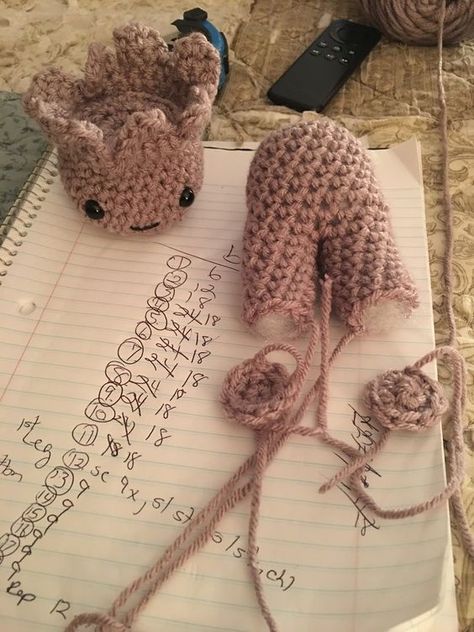 Crochet Groot, Groot Crochet, Yoda Crochet, Twinkie Chan, Crochet Baby Projects, Easy Crochet Animals, Crochet Bag Pattern Free, Crochet Leaves, Stitch Crochet