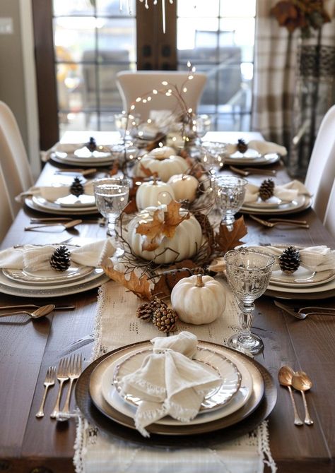 Modern Farmhouse Thanksgiving Decor, Elegant Fall Tablescape Ideas, Modern Thanksgiving Tablescapes, Gold Thanksgiving Table, Thanksgiving Tablescapes Elegant, Themed Tablescapes, Autumn Table Setting, Autumn Tablescapes, Thanksgiving Table Setup