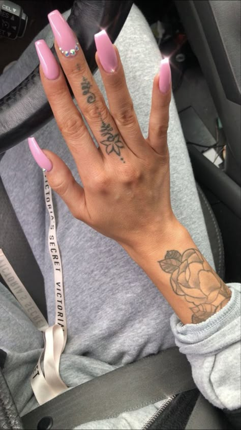 Pink Nails Coffin, Pink Coffin Nails, Simple Finger Tattoo, Middle Finger Tattoos, Side Hand Tattoos, Maching Tattoos, Cuff Tattoo, Pink Coffin, Finger Tats