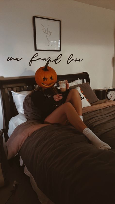 Fotos Halloween, Pumpkin Pictures, Shoot Poses, Halloween Party Outfits, Halloween Photo, Halloween Pajamas, Halloween Photoshoot, Halloween Inspo, Wall Papers