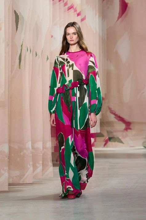 Ulla Johnson Spring 2025 Ready-to-Wear Collection | Vogue Fashion Trend Pattern, Resort 2025, Summer Prints Fashion, Fashion Trend Forecast, Spring 2025, Catwalk Fashion, Black Party Dresses, Runway Trends, Mood Board Fashion