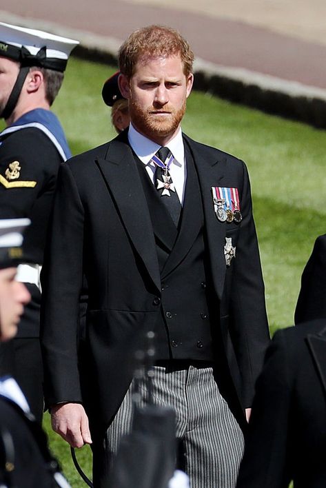 Pangeran Harry jadi salah satu sosok yang menyorot perhatian publik di pemakaman Pangeran Philip. Ini momen dirinya kembali ke keluarga kerajaan. David Armstrong Jones, Timothy Laurence, Prince Harry Photos, Duke Of Edinburgh, Black And White Face, Royal Family England, White Face Mask, Royal Marines, Duke Of Cambridge