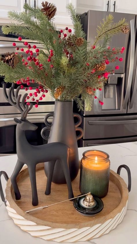 Christmas Dining Table Decorations, Decor Natal, Dining Table Decorations, Holidays Decorations, Christmas Coffee Table Decor, Studio Vibes, Christmas Dining Table Decor, Pretty Christmas Decorations, Christmas Decorations Apartment