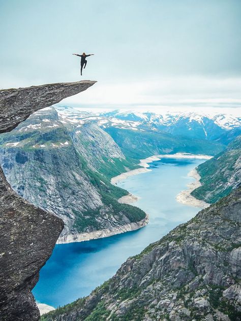 Borde del acantilado en Noruega   / Woolworth Building, Zhangjiajie, Norway Travel, Grand Tour, Parkour, On The Edge, Nature Pictures, The Edge, Beautiful World