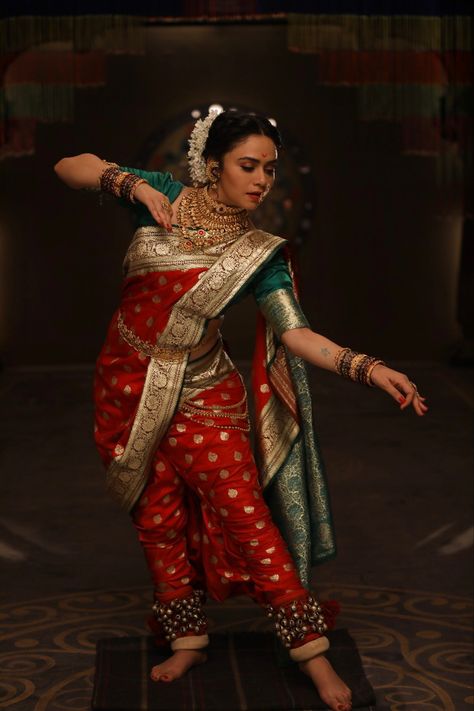 Amruta Khanvilkar Nauvari Saree, Marathi Dress, Lavani Dance, Bharatanatyam Makeup, Medival Outfits Women, Indus Civilization, Amruta Khanvilkar, Bride Fashion Illustration, Kashta Saree