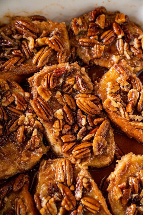 Baked Pecan Pie French Toast | 12 Tomatoes Baked Pecan Pie French Toast 12 Tomatoes, Baked Pecan Pie French Toast, Pecan Pie French Toast Bake, Best Baked French Toast Recipe, Thanksgiving Day Brunch, Pecan Pie French Toast, Baked Breakfasts, Pecan French Toast, Breakfast Hacks