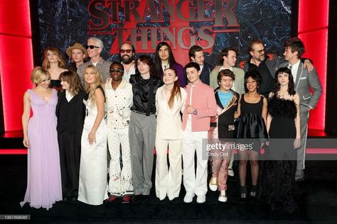 sadie sink with the cast in stranger things 4 premiere 2022 Stranger Things Cast, Stranger Things Premiere, Dapper Outfit, White Bustier, Stranger Things 3, Stranger Things Actors, Stranger Things 4, Cast Stranger Things, Jamie Campbell Bower