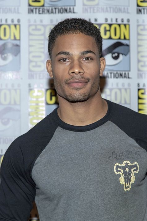 Jordan Calloway, Hot Mexican Men, Mexican Men, Actors Male, Black Actors, Ideal Man, Black Lightning, Black Boys, Light Skin