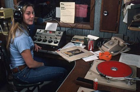 Radio Station Photoshoot, 70s Radio Station, Radio Dj Aesthetic, College Radio Station Aesthetic, Artsy Hobbies, Radio Booth, Radio Aesthetic, Toy Computer, College Radio