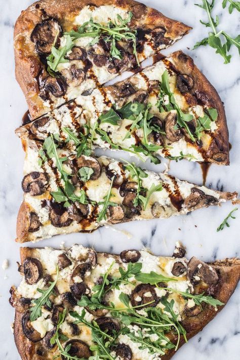 Caramelized Mushrooms, Fancy Pizza, Arugula Pizza, Pizza Vegana, Pizza Bianca, Whole Wheat Pizza, Mushroom Pizza, White Pizza, Pizza Margherita