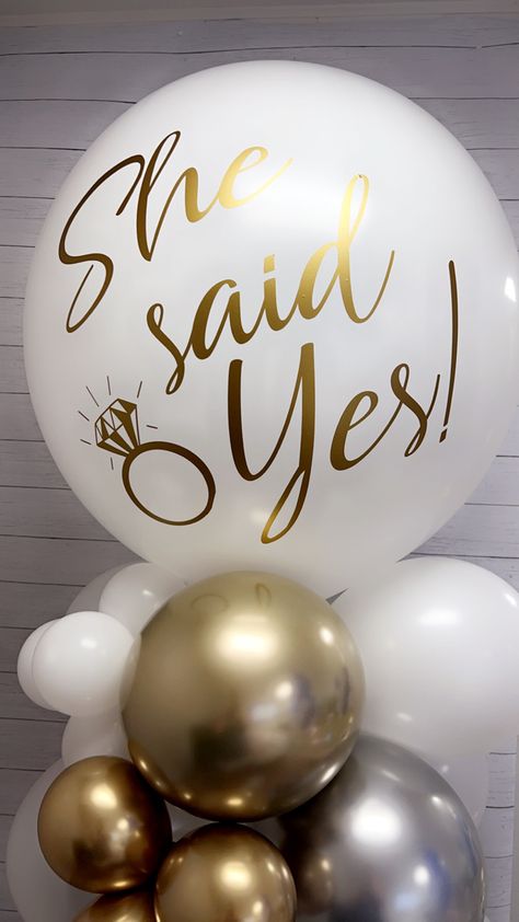 White And Gold Engagement Balloons, Engagement Party Balloon Ideas, Engagement Balloons Decoration, Simple Engagement Party Ideas Decoration, Just Engaged Decorations, Surprise Engagement Party Ideas, Engaged Balloons, Engagement Ring Balloon, Engagement Party Balloons