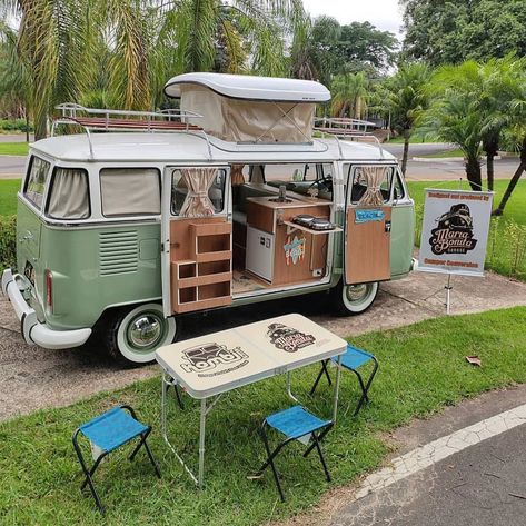 Vivre en combi, qui n'en n'a pas déjà rêvé ??  Retrouvez les plus belles photos de combi vw dans ce super tableau.  Notre rodol'f , le rouleau de cuisine indispensable des vanlifers , adore rejoindre les combi !! Plus d'infos sur notre Rodol'f, le rouleau multifonction, embarquant les 15 fonctions indispensables en cuisine, sur le lien de cette épingle.  Mais attention il va vite devenir indispensable à vos yeux, on vous aura prévenu !! #vanlife #vanamenage #cuisinenomade #ontheroad Combi Vw T2, Combi Hippie, Camping 4x4, Vw Bus Interior, Vw Westfalia, Bus Interior, Vw Combi, Kombi Home, Camping Set Up