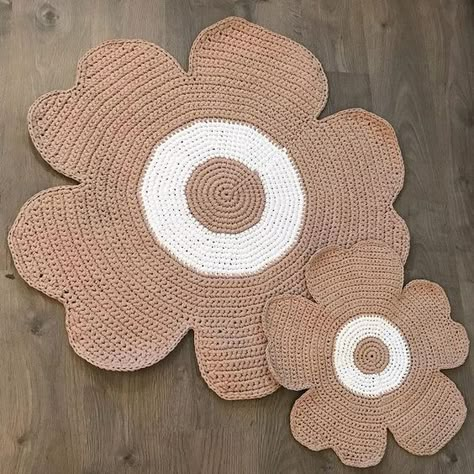 Crochet Mat, November 3, Diy Knitting, Filet Crochet, Knit Tees, Carpet Handmade, Easy Crochet, Crochet Flowers, Rugs On Carpet