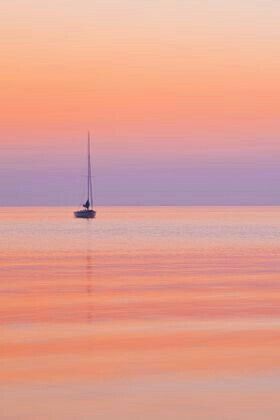 Landscape photography | Seascape at dawn with sailing boat | Coral | Peach \ Lavender and Peach Orange Peach Aesthetic, Shades Of Peach, Whatsapp Wallpaper, Orange Aesthetic, Tableau Art, Sunrise Sunset, Color Inspiration, Beautiful Photo, The Ocean