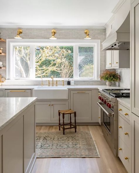 24 Beige Kitchen Cabinets That Make a Change From White Farmhouse Kitchen Flooring, Beige Kitchen Cabinets, Greige Kitchen, What Is Interior Design, Trendy Farmhouse Kitchen, Off White Cabinets, Warm Kitchen, Modern Farmhouse Kitchen, Beige Kitchen