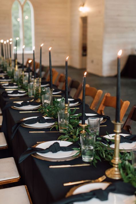 Elegantly Modern Wedding at Five Star Retreat | Photography by Black Tie Rehearsal Dinner, Black Tablecloth Tablescape, Black Tie Centerpieces, Non Floral Centerpieces Wedding, Black Tablecloth Wedding Centerpieces, Black Table Wedding, Wedding Black Tablecloth, All Black Dinner Party Decor, Black Table Cloth Wedding