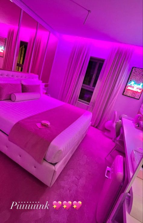 Barbie Room Aesthetic, Barbies Dreamhouse, Barbie Room Decor, Tumblr Inspiration, Luxury Room Bedroom, Chic Bedroom Decor, Dream Apartment Decor, Pinterest Room Decor, Teen Room Decor