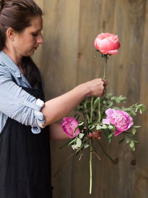 Learn how to make a lush hand tied garden bouquet. Tutorial with full instructions, flower names + photos, using peonies, ranunculus, clematis + poppies. Diy Wedding Bouquet Tutorial, Garden Wedding Bouquet, Bouquet Tutorial, Garden Bouquet, Clematis Vine, List Of Flowers, Rustic Wedding Bouquet, Hand Tied Bouquet, Wedding Ceremony Flowers