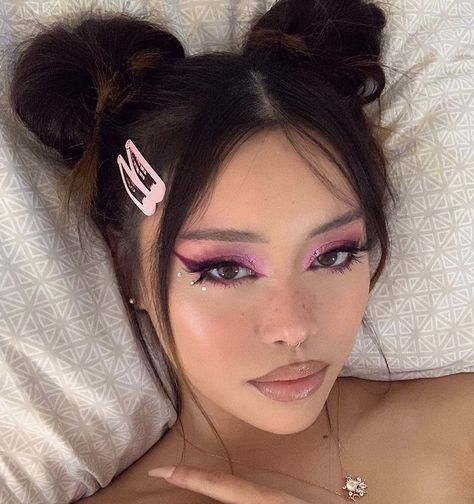 Rave Spacebuns, Hello Kitty Inspired Makeup, Hello Kitty Makeup Look, Spacebuns Hairstyles, Edm Makeup, Festival Makeup Looks, Edc Makeup, Snow Makeup, Bff 3