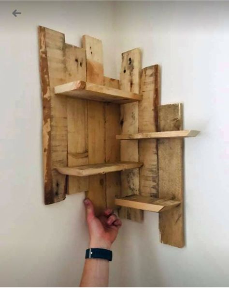 Pallet Furniture Indoor Shelves, 4x4 Projects Wood, Pallet Wood Corner Shelf, Easy Small Wood Projects For Beginners, Wood Projects For Bedroom, Shelves Made From Pallets, Pallet Shelves Diy, Pallet Projects Decor, Pallet Wood Projects