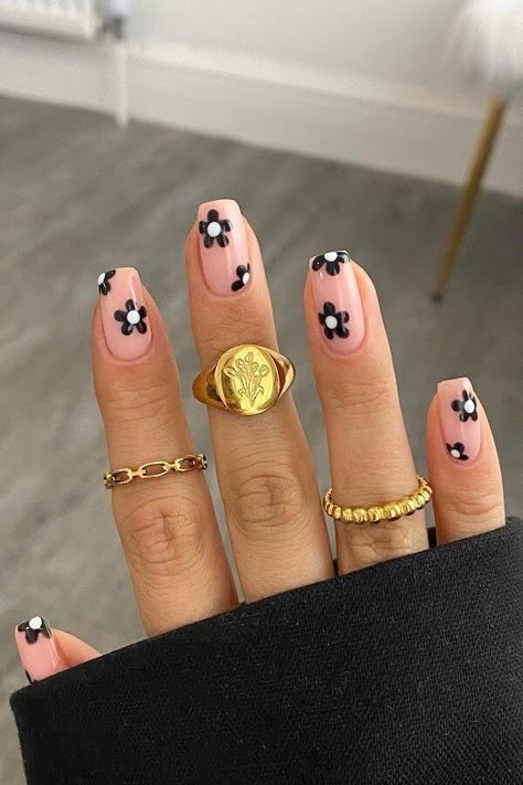 50+ Cute Short Spring Nails [2024] To Brighten Up Your Look Anna Grace, Short Gel Nails, Square Nail Designs, Short Square Nails, Cute Gel Nails, Nails Polish, Short Nail Designs, Black Nail, Yellow Nails