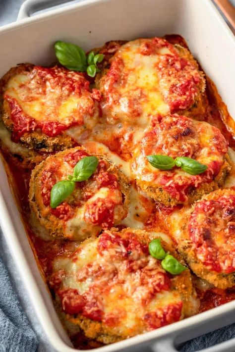 This baked eggplant parmesan recipe is coated in a flavorful crispy and salty layer of parmesan breadcrumbs, seasonings, and rich tomato sauce. It is a vegetarian version of my own recipe for Chicken Parmesan. Use my quick marinara sauce for the sauce! Over time I've shared delicious one-pot meals such as Ham And Potato Casserole, classic old fashioned Hamburger Casserole, and kid-friendly Chicken Broccoli Rice Casserole. Ingredients Eggplant - before starting, ensure the… Eggplant Parmesan Recipes, Gluten Free Eggplant Parmesan, Easy Eggplant Parmesan, Quick Marinara Sauce, Baked Eggplant Parmesan, Yummy Bowl, Eggplant Parmesan Recipe, Eggplant Casserole, Easy Eggplant