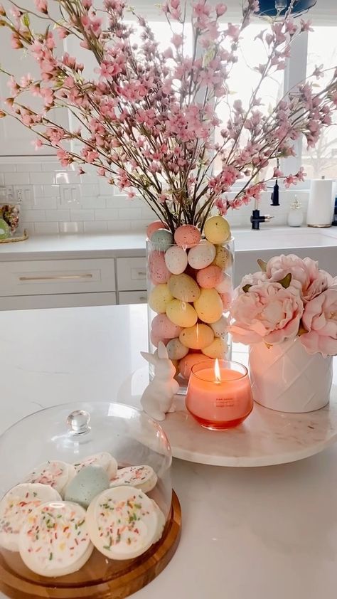 Easter Egg Table Decor, April Decorating Ideas, Easter Brunch Ideas Table Settings, Easter Arrangements Centerpieces, Easter Homeschool, Utah Beach, Easter Table Setting, Easter Kitchen, Easter Flower Arrangements