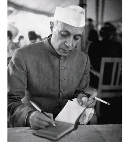 Pandit Jawaharlal Nehru, Indian Freedom Fighters, Army History, Imperial China, Indian Legends, Jawaharlal Nehru, Indian Constitution, Red Fort, Chainsmokers