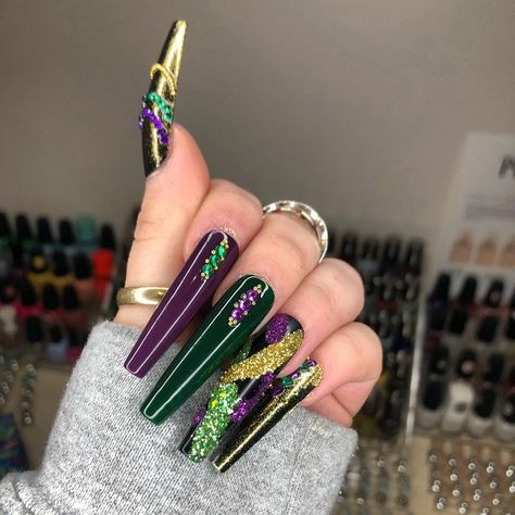 Press On Nails 💅🏼✨ on Instagram: “Happy Mardi Gras! 🎉 did this set as part of #mardigrasnailartcollab using my XL Ballerina nails!” Mardi Gras Inspired Nails, Xl Ballerina Nails, Mardi Gras Nails, Madi Gras, Mardi Gra, Inspired Nails, Ballerina Nails, Pretty Stuff, Makeup Nails