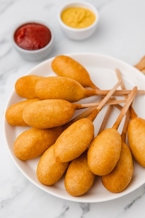 Air Fryer Mini Corn Dogs - cravingsmallbites.com Mini Corndogs Recipe, Spring Bites, Dog Breakfast, Mini Hot Dogs, Mini Corn Dogs, Corndog Recipe, Miniature Food Tutorials, Corn Dog, Mini Pizza