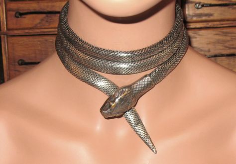 1920s Era Medieval, Medusa Costume, Pinterest Jewelry, Simple Pearl Necklace, Bijoux Art Nouveau, Snake Jewelry, A Snake, Art Nouveau, Choker