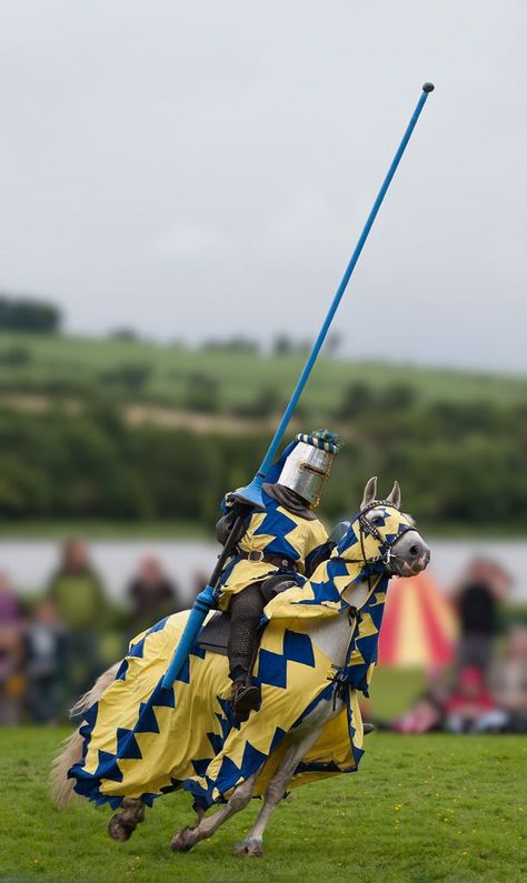 Jousting at Linlithgow Knight On Horse, Medieval Ages, Historical Armor, Medieval World, Knight In Shining Armor, Knight Armor, Medieval Times, Arm Armor, Medieval Armor